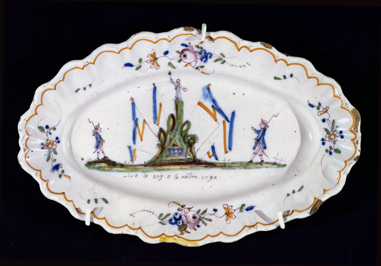 Ovaler Teller mit der Inschrift Vive le Roi et la Nation 1790, Werkstatt Nevers von French School