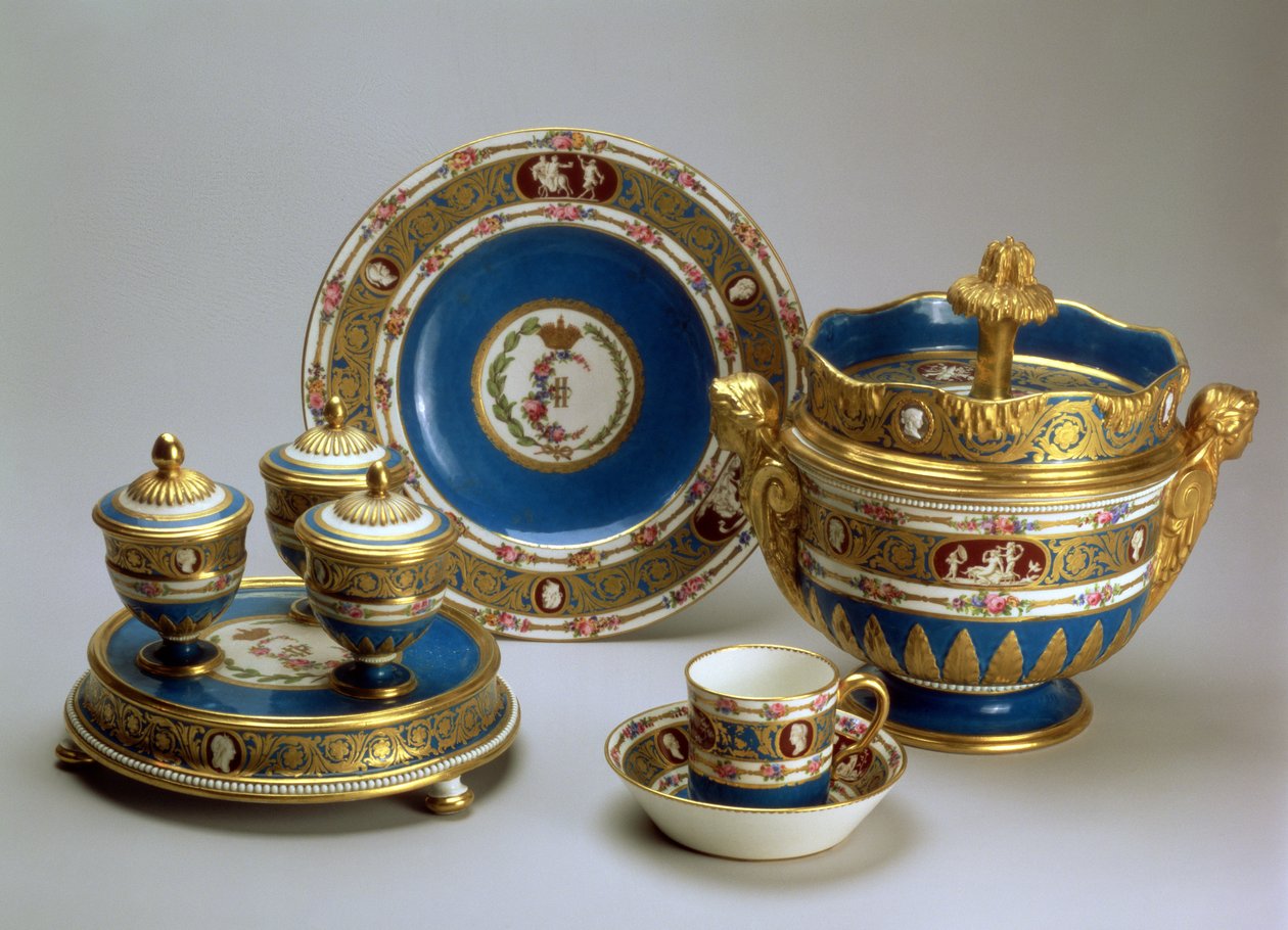 Plat de Menage, Teller, Tasse und Untertasse und Eisschale aus dem Blue Cameo Service, Sevres, 1778-9 von French School