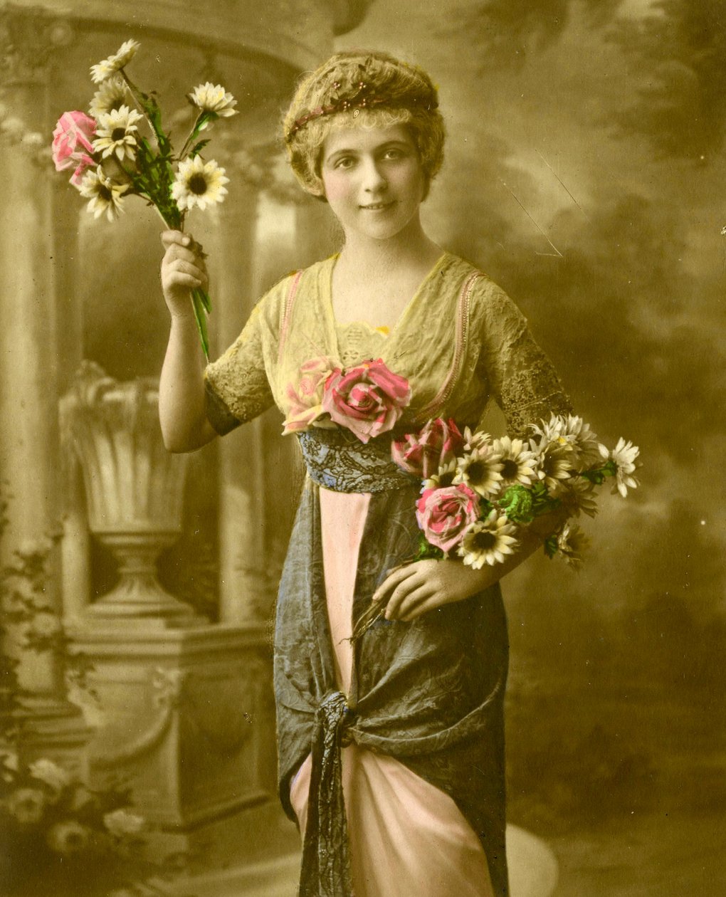Porträt einer Frau mit einem Blumenstrauß, ca. 1898 von French School
