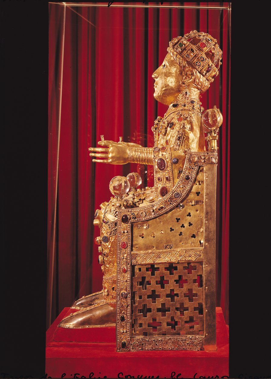 Reliquiarstatue der Heiligen Foy, ca. 980 (Gold, Silber, Holz, Edel- und Halbedelsteine) von French School