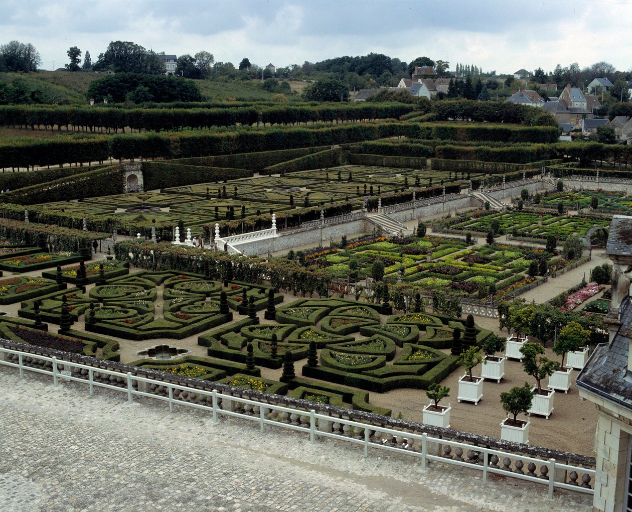 Renaissance-Architektur: Blick auf die Gärten des Schlosses Villandry von French School