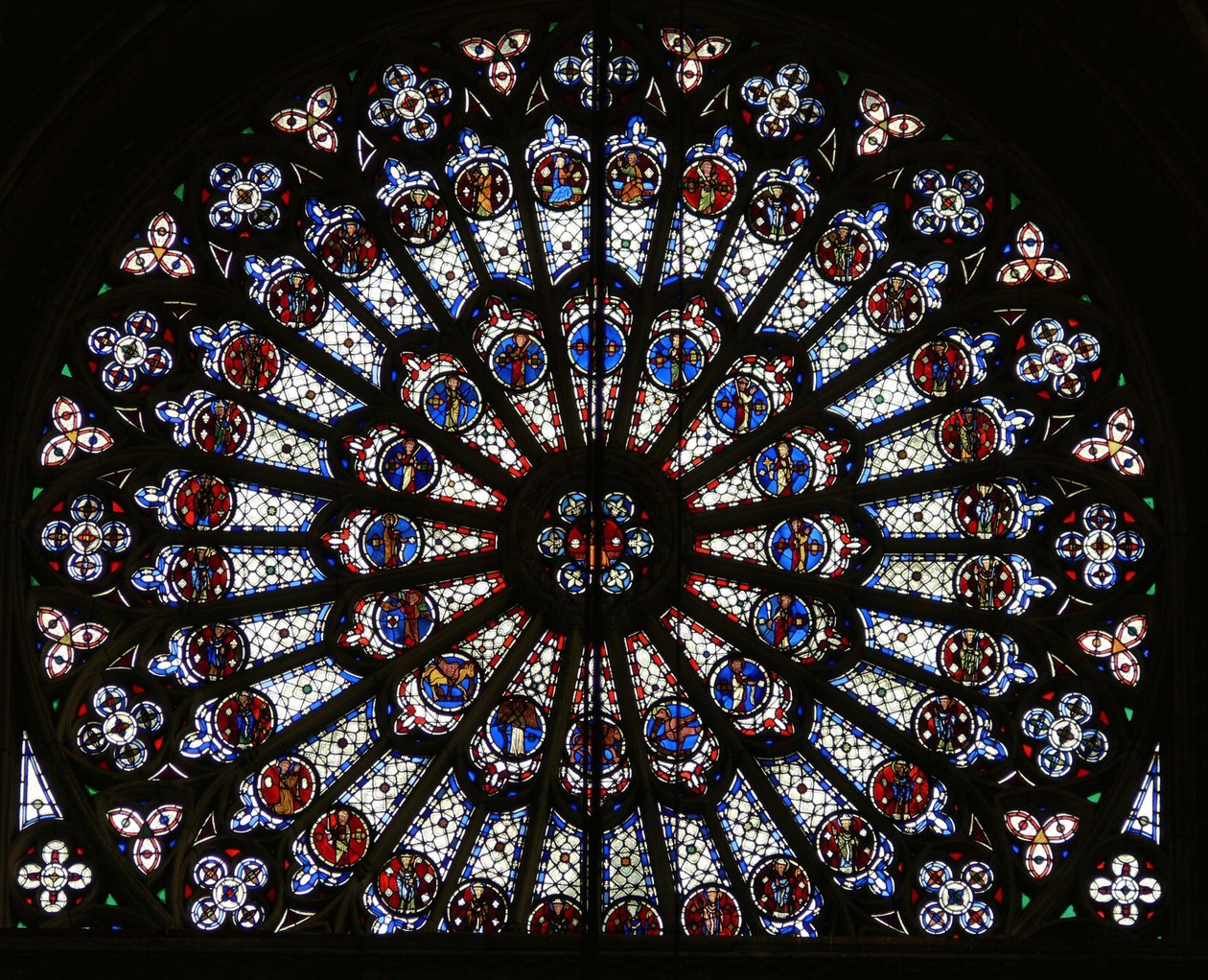Rosettenfenster, das Christus umgeben von den zwölf Aposteln und Evangelistensymbolen darstellt von French School