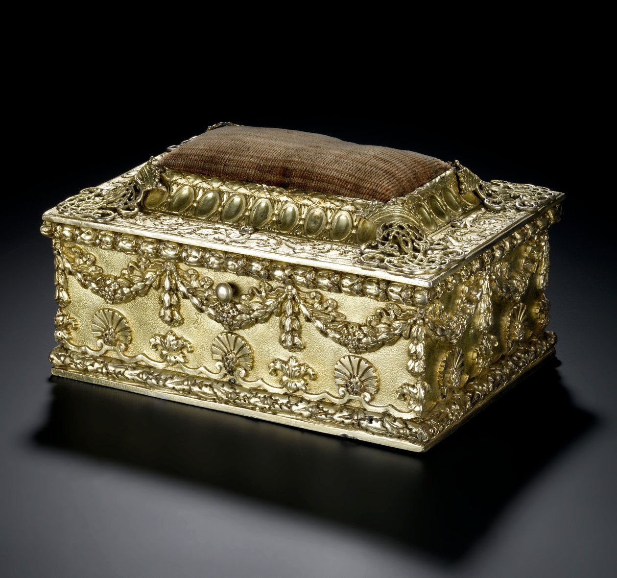 Silbervergoldete rechteckige Kassette mit Scharnierdeckel und Nadelkissen aus dem Lennoxlove-Toilettenset, im Besitz von Frances Teresa Stewart, Herzogin von Richmond und Lennox: Französisch, Paris, 1664 - 1665 oder 1668 - 1669 von French School