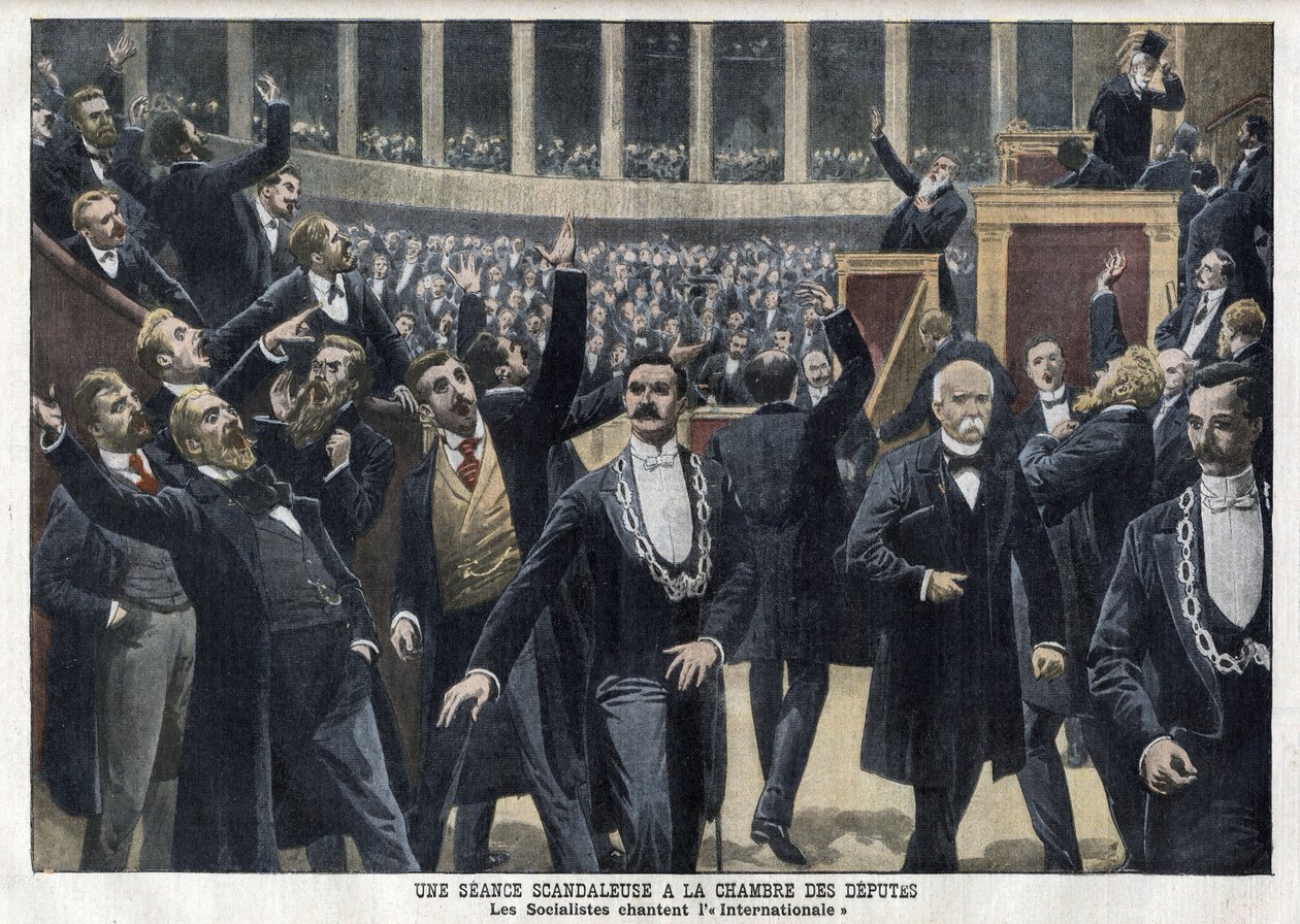 Sozialisten singen die Internationale in der französischen Abgeordnetenkammer während einer Sitzung in Anwesenheit von Georges Clemenceau - „Le Petit Journal“, Mai 1909 (Gravur) von French School