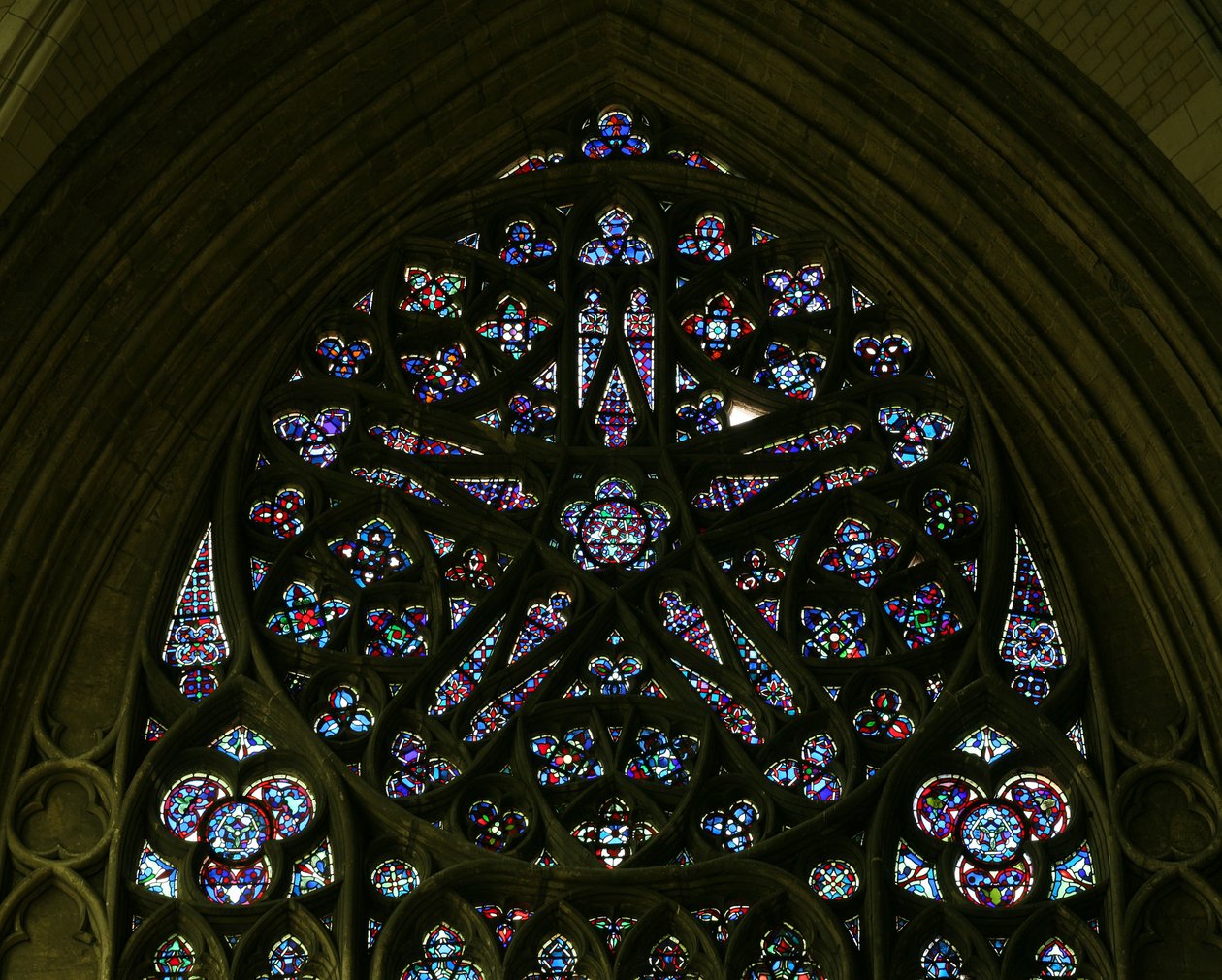 Die Nordrose mit geometrischem Rautenmuster (Rosettenfenster - innen) von French School