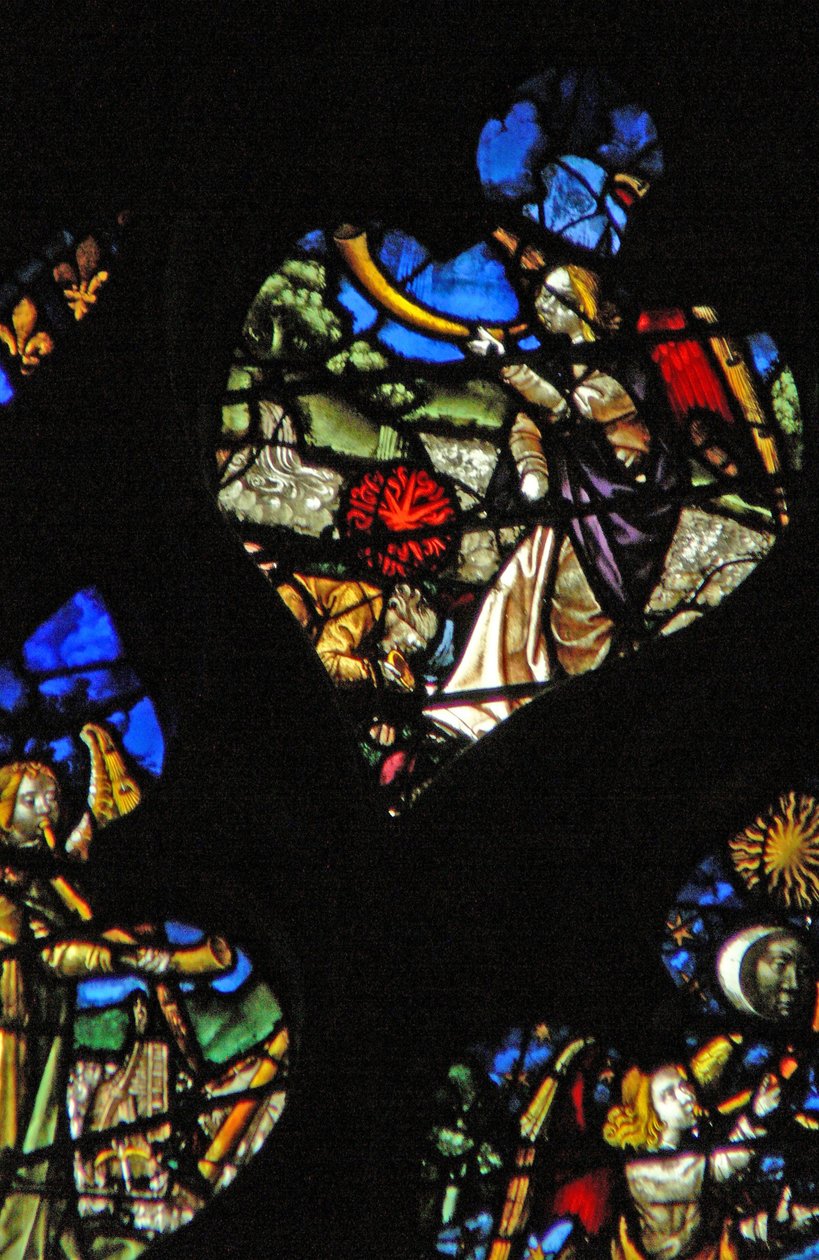 Das westliche Rosenfenster zeigt eine Szene aus dem Buch der Offenbarung: dritte Trompete; der Stern Wermut fällt auf die Gewässer (8:10-11). von French School