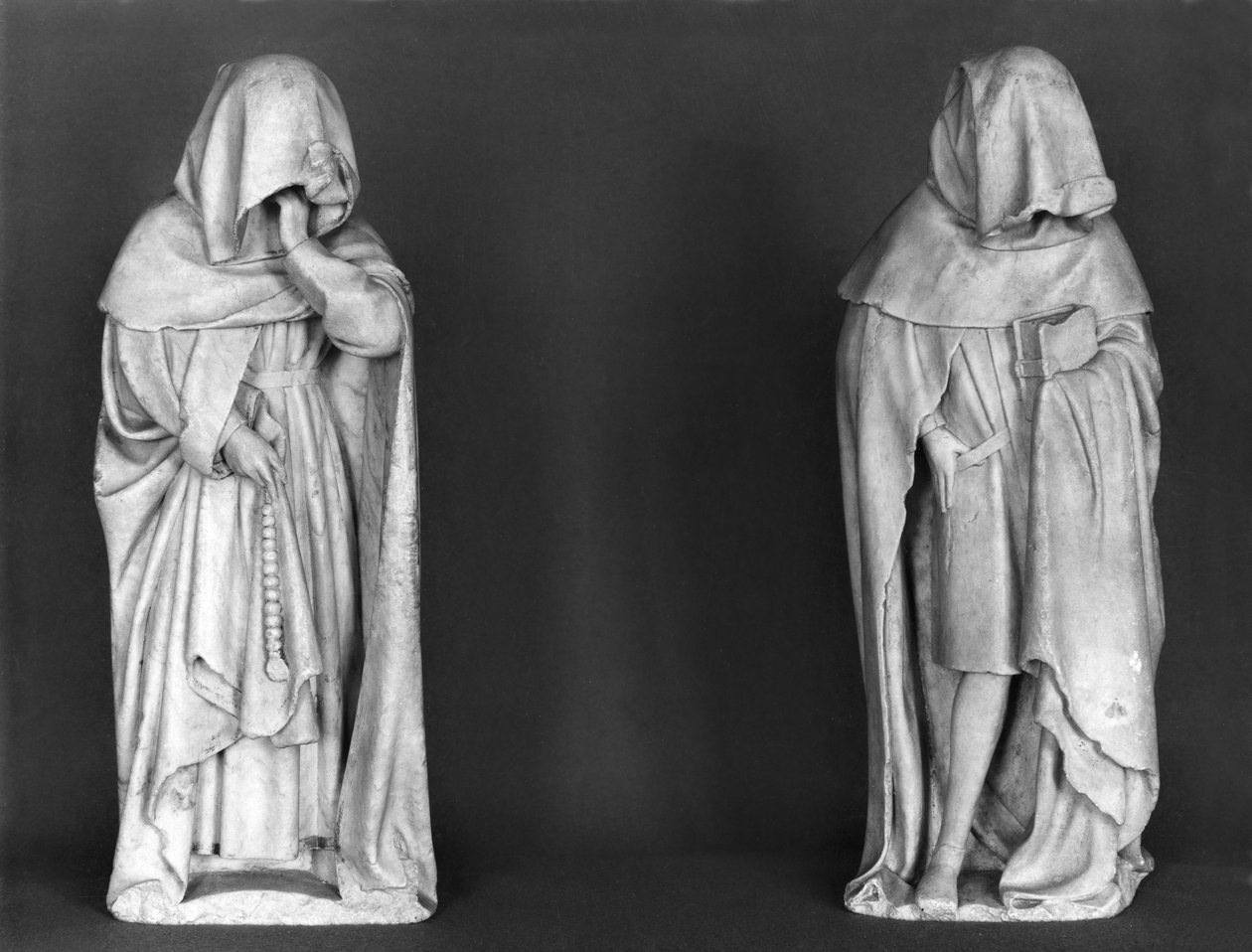 Zwei Trauernde, vom Grabmal des Herzogs Jean de Berry (1340-1416) ca. 1450-53 (Alabaster) von French School