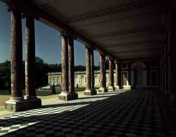 Blick auf die Terrasse am rechten Flügel des Grand Trianon, ca. 1725 von French School