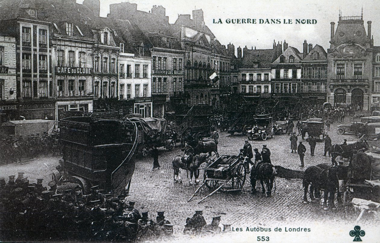 Krieg im Norden: Londoner Busse der Britischen Expeditionsstreitkräfte auf dem Hauptplatz von Bethune im Jahr 1915 von French School