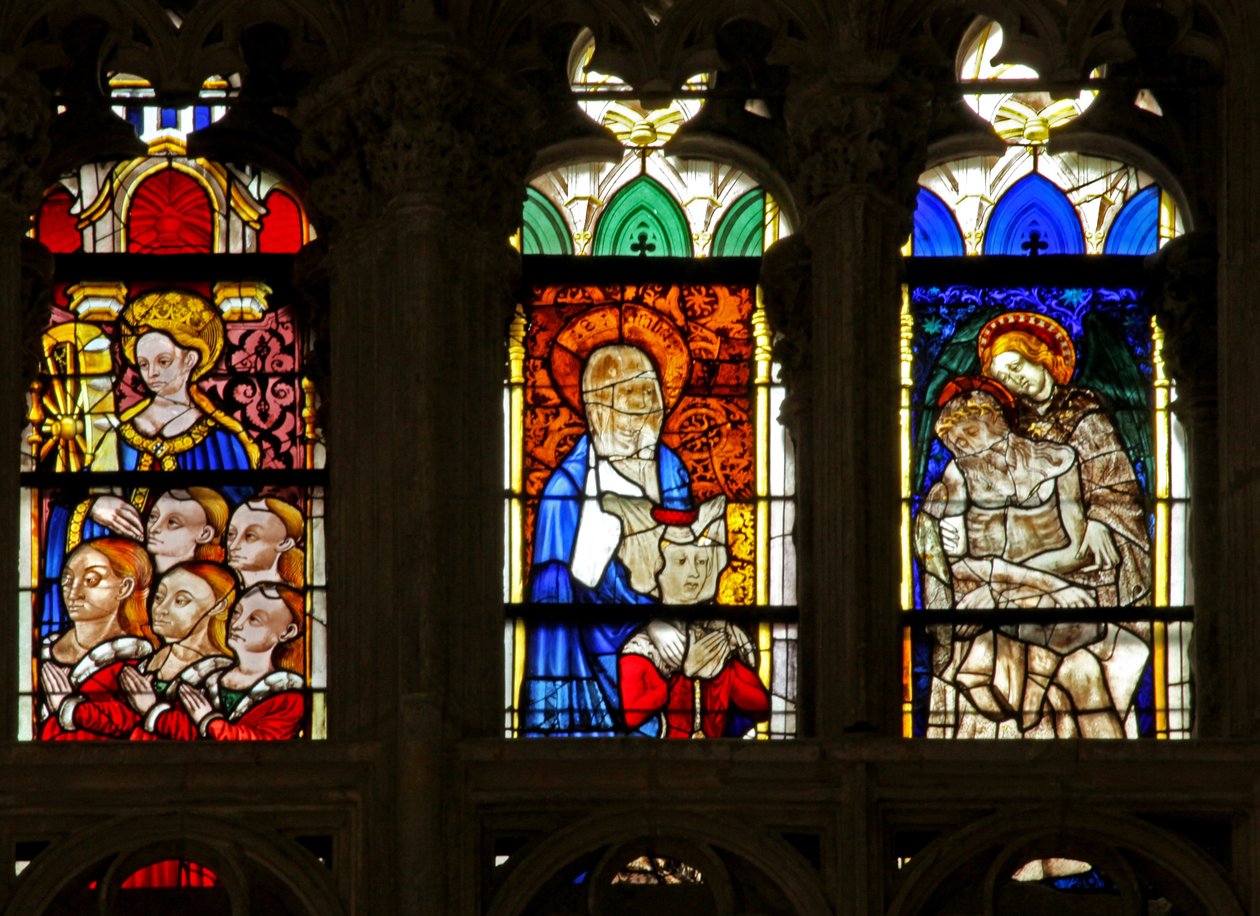 Fenster w137, die Heilige Katharina mit den Söhnen der Stifter darstellend von French School