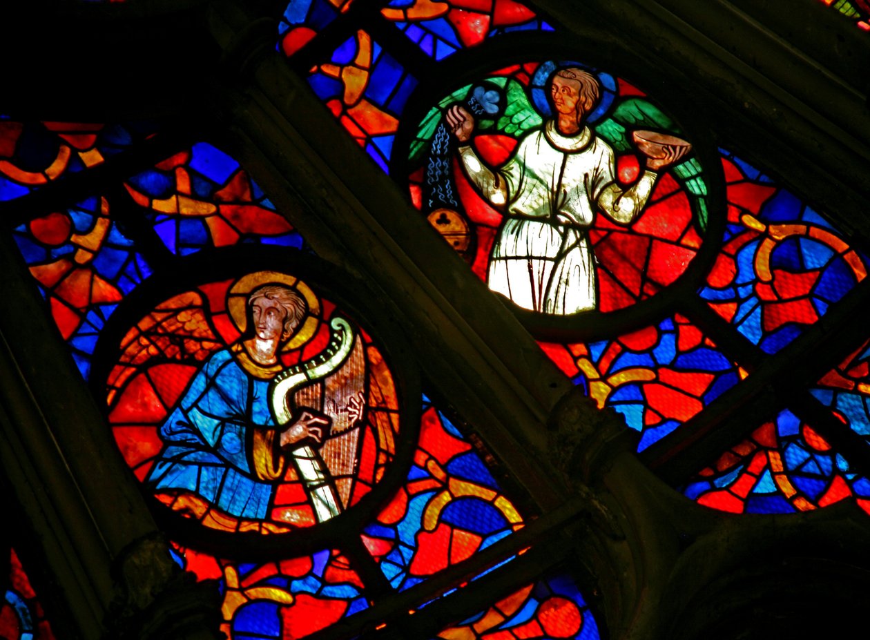 Fenster w141 mit Darstellung eines Musikerengels mit einer Harfe und anderen Engeln von French School
