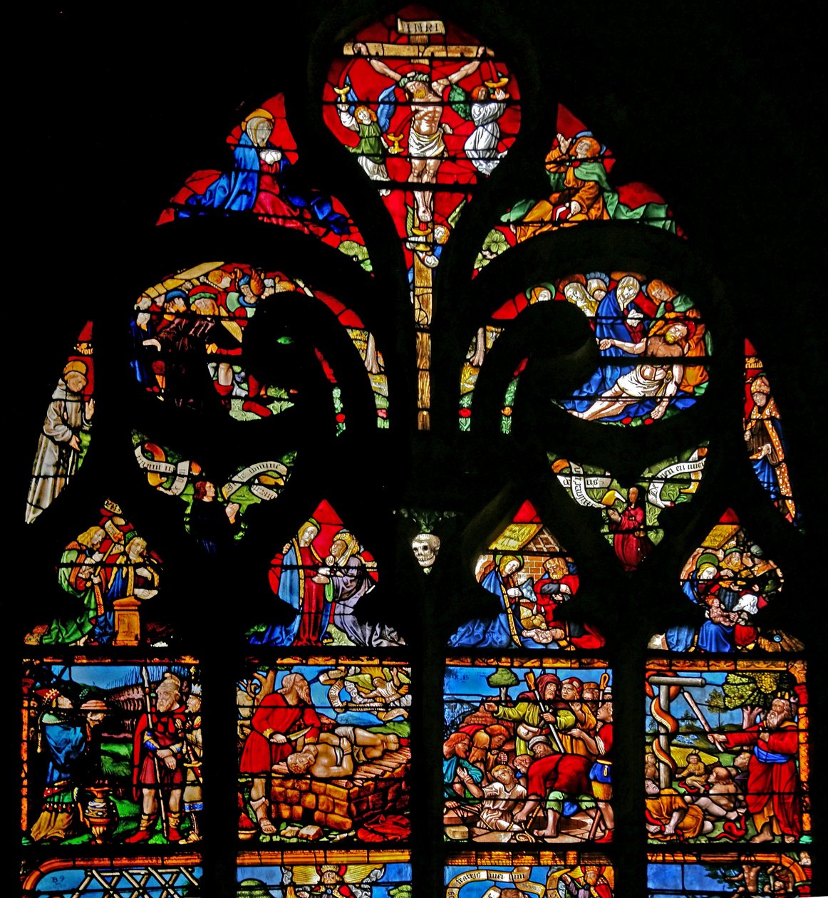 Fenster w1, Darstellung der Kreuzigung mit Maria und Johannes, der Via Crucis, der Kreuzabnahme von French School