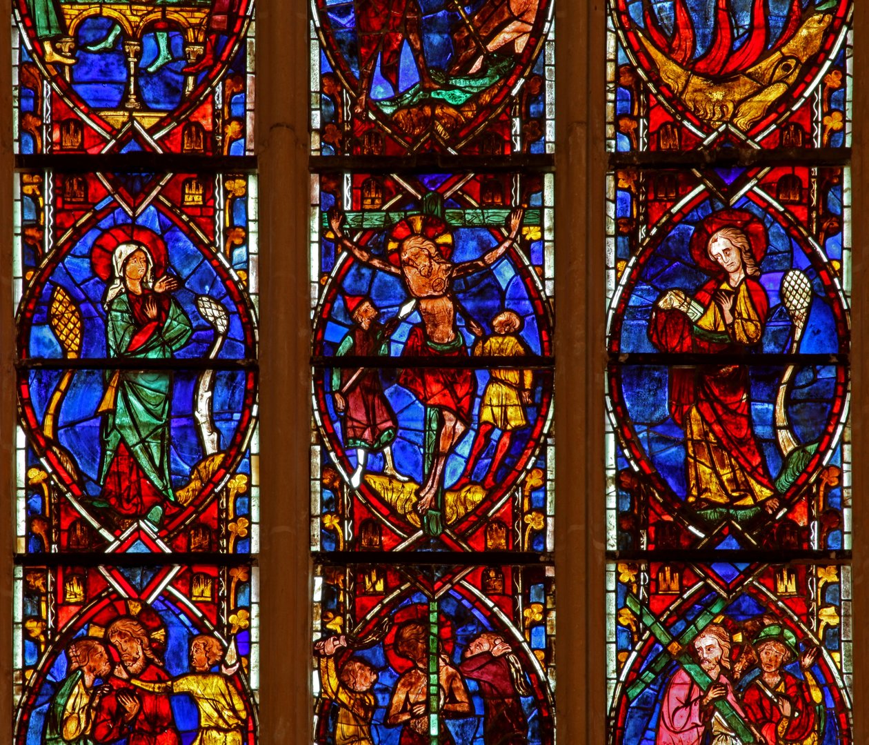 Fenster w200, die Kreuzigung mit Maria und Johannes darstellend von French School