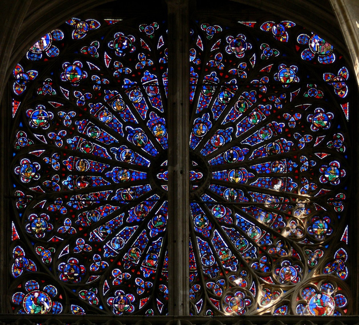 Fenster w219, das nördliche Rosenfenster, Propheten, Vorfahren Christi und Älteste der Apokalypse darstellend (Rosenfenster - innen) von French School