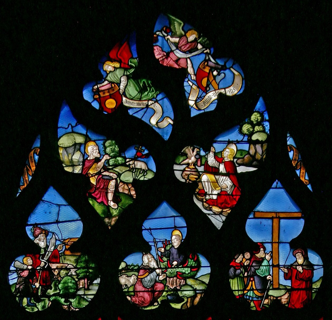Fenster w8, Darstellung von Johannes dem Täufer, Johannes dem Evangelisten, Abraham und Isaak, Moses und dem brennenden Dornbusch und der Erhöhung des Kreuzes von French School