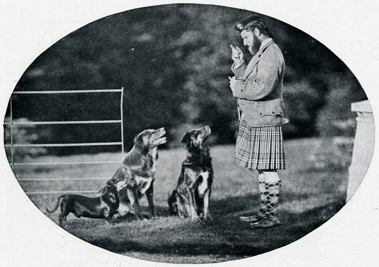 Mr. Francis Clark, The Queens Gillie, mit drei ihrer Lieblingshunde von G. W. Wilson and Company