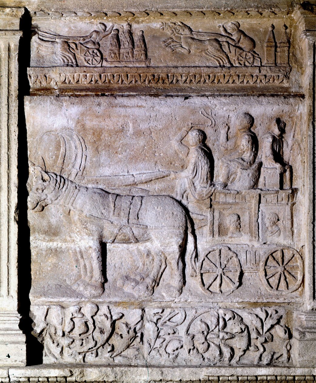 Relief aus der gallo-römischen Zeit, das einen von Pferden gezogenen Wagen mit Passagieren darstellt. Avignon, Musée Calvet von Gallo Roman Gallo Roman