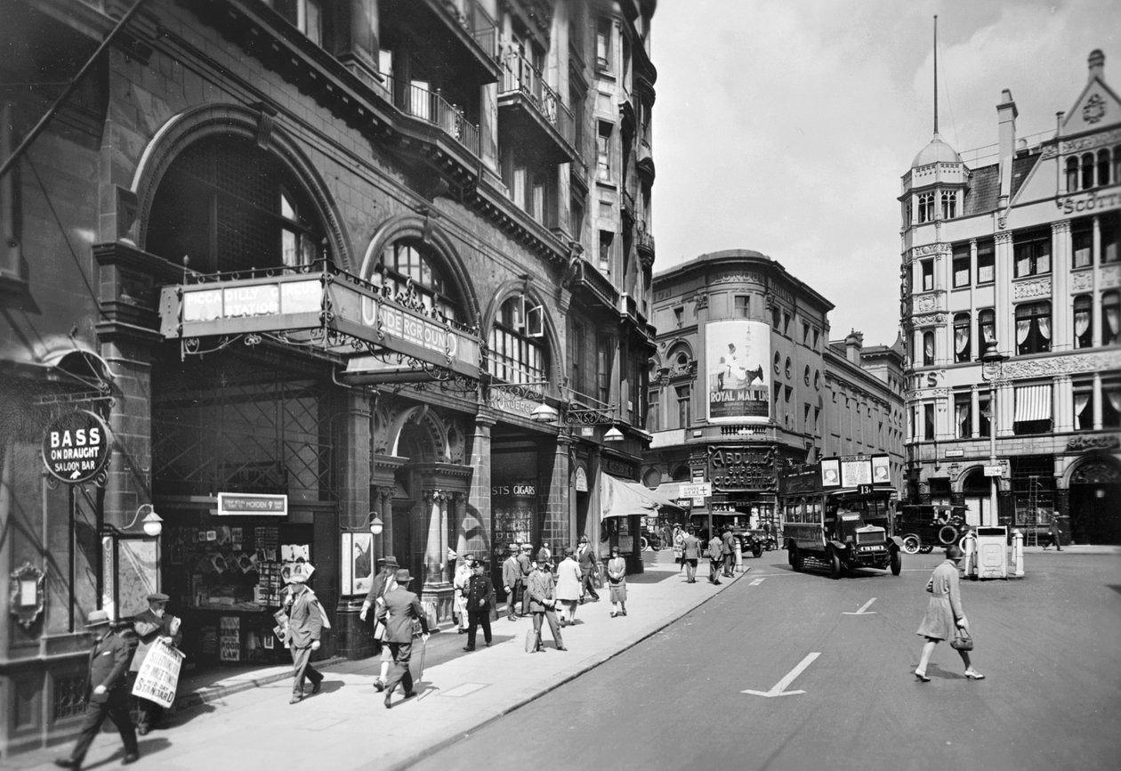 Piccadilly Circus Station, Haymarket-Eingang, Westminster, London, ca. 1930er von George Davison Reid