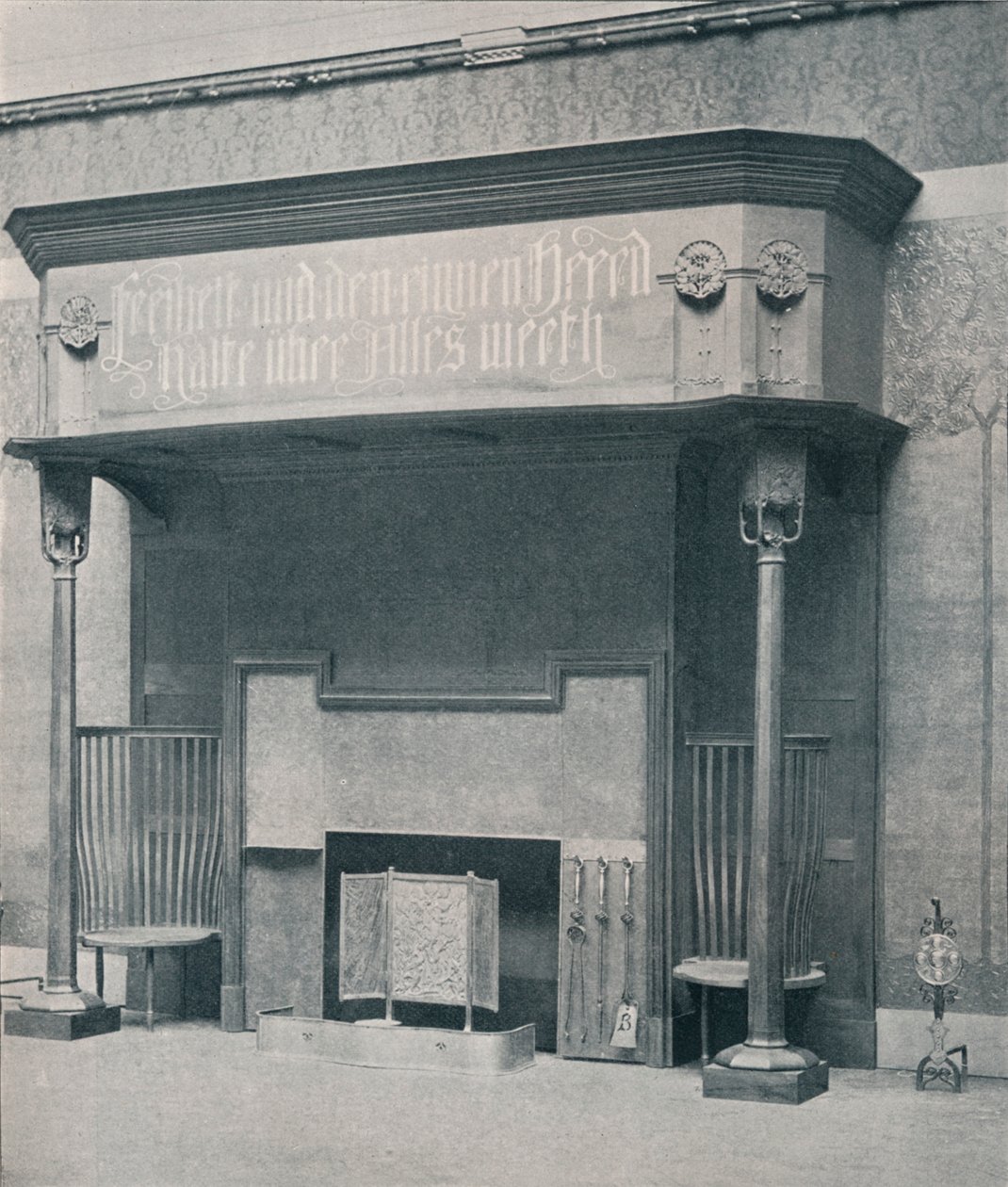 Kamin entworfen von C. Harrison Townsend mit Schnitzerei entworfen und ausgeführt von George Frampton, Künstler: George Frampton, Charles Harrison Townsend von Charles Harrison Townsend