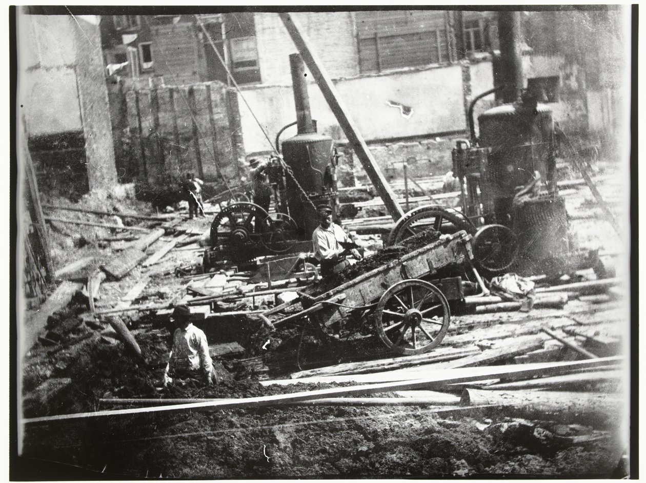 Baugrube für das städtische Bade- und Schwimmhaus an der Heiligeweg in Amsterdam von George Hendrik Breitner