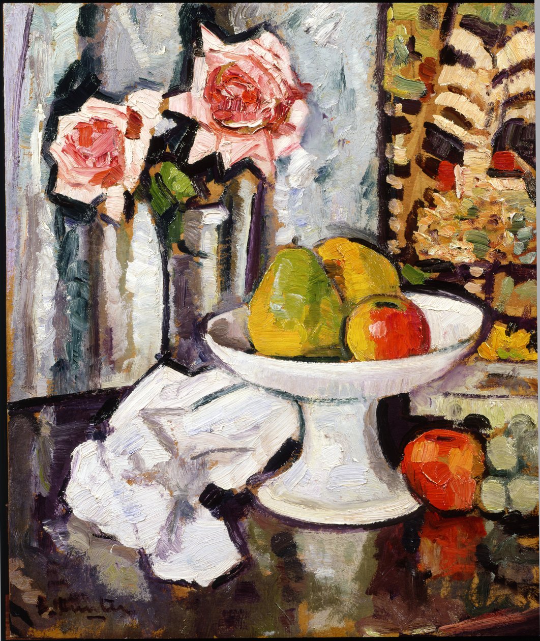 Stillleben mit Obstschale und einer Vase mit rosa Rosen von George Leslie Hunter