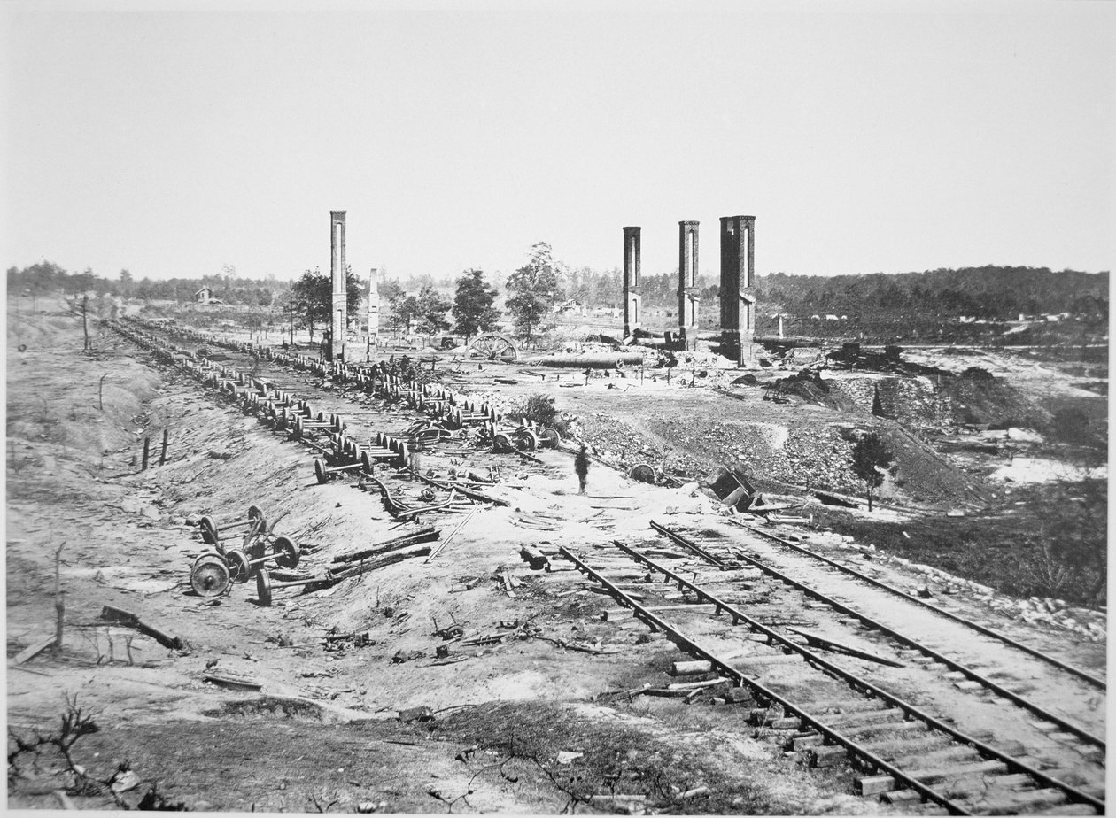 Ruinen von Hoods 28-Wagen-Munitionszug und der Scofield Rolling Mill, nahe Atlanta, Georgia, September 1864 von George N. Barnard