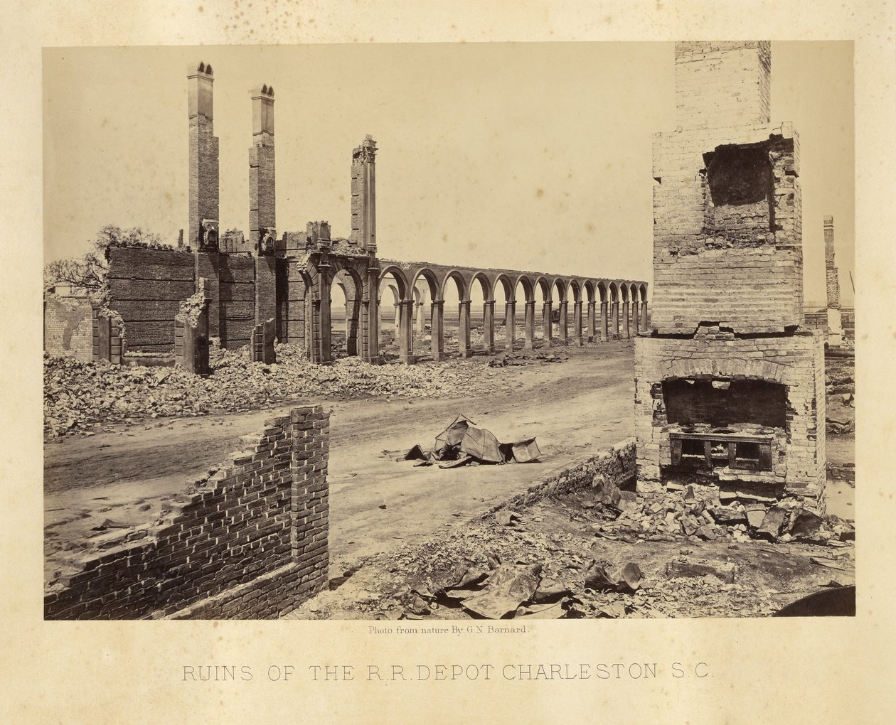 Ruinen des Eisenbahndepots, Charleston, South Carolina von George N. Barnard