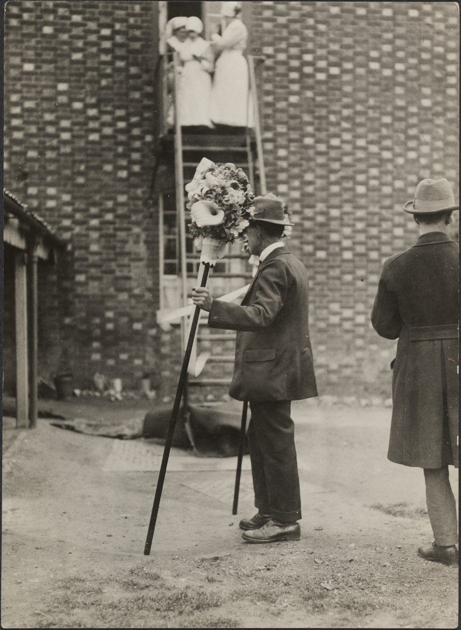 Ein Mann mit Tutti-Stangen beim Hocktide-Festival in Hungerford von George R. Long