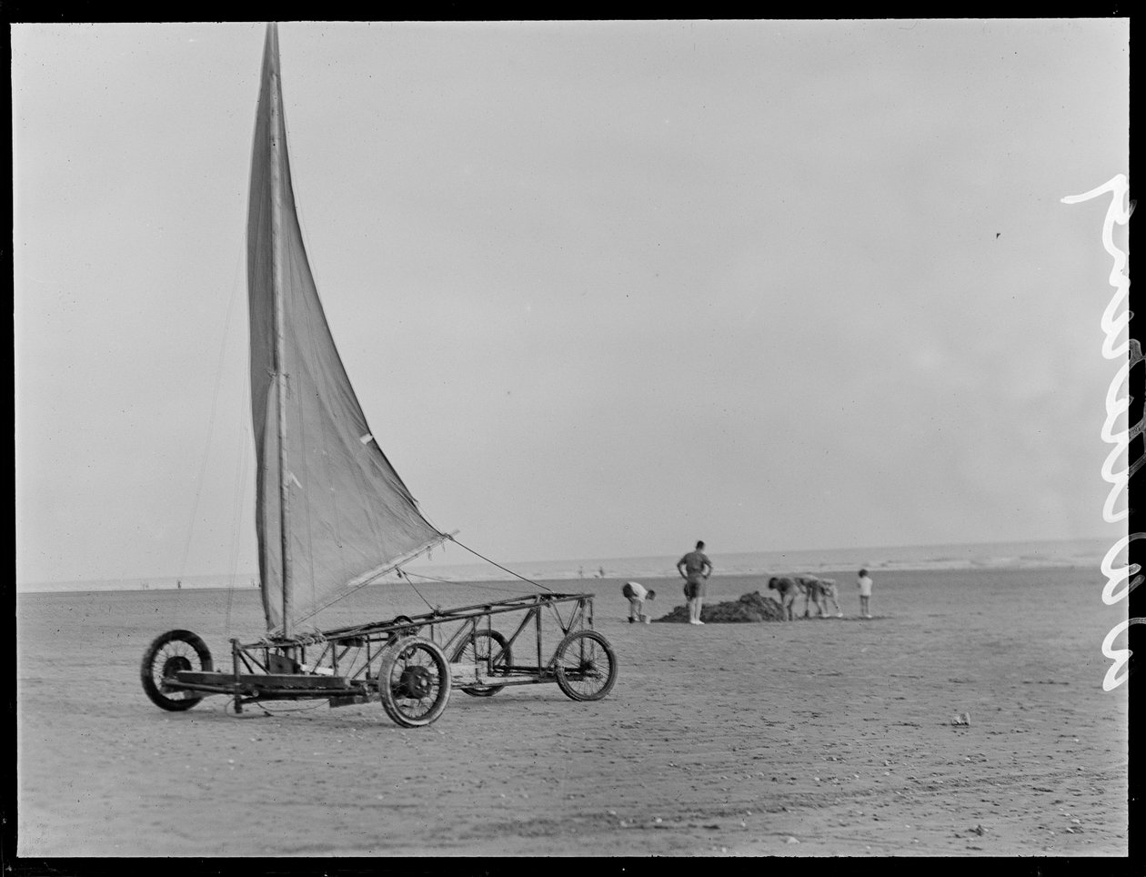 Ein Sandsegelboot am West Wittering Beach, 1930er von George R. Long