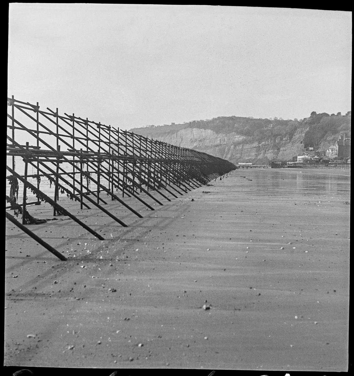 Der Strand von Shanklin entlang einer langen Linie von Admiralitätsgerüsten von George R. Long