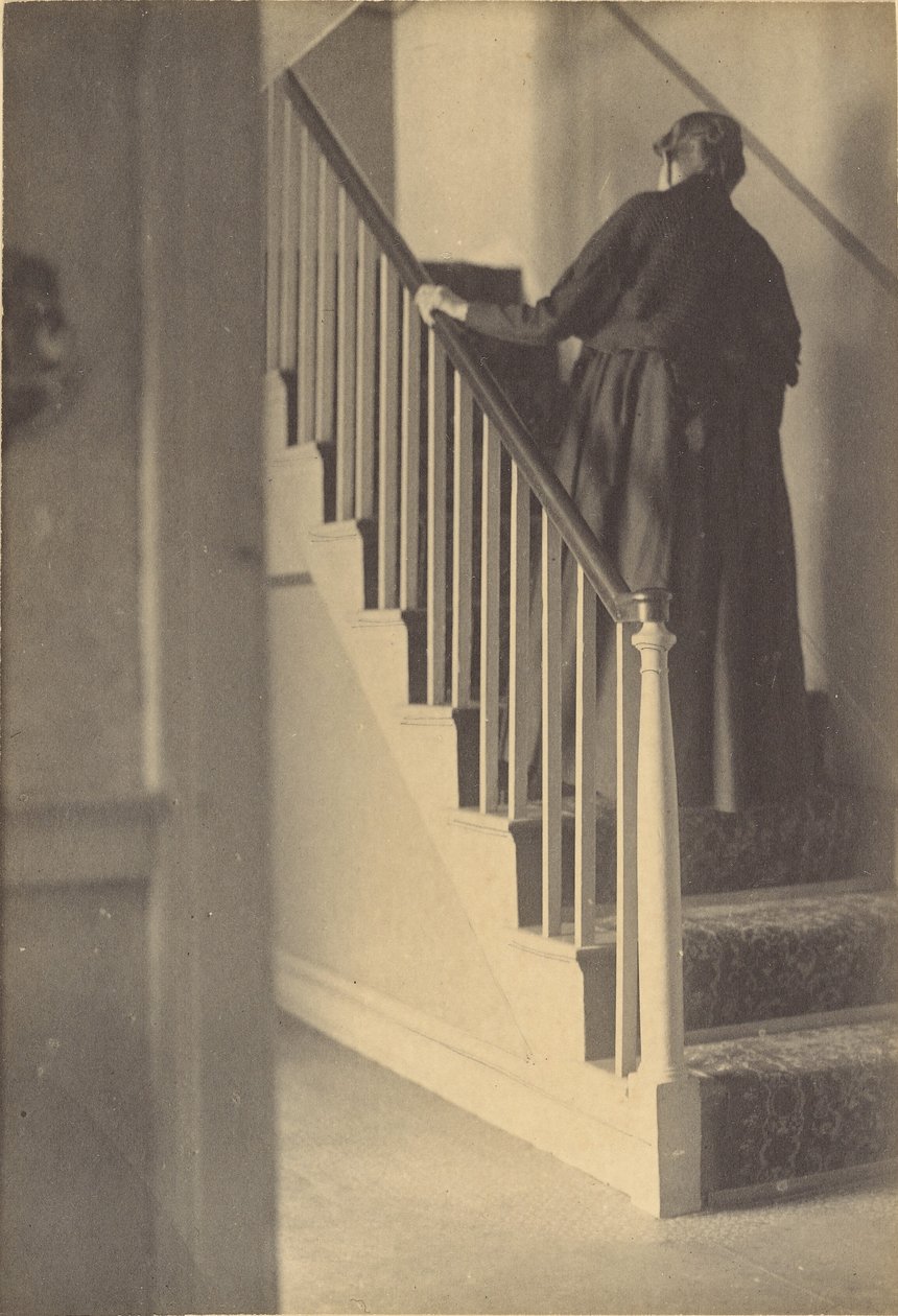 Frau auf Treppe von George W. Hewitt