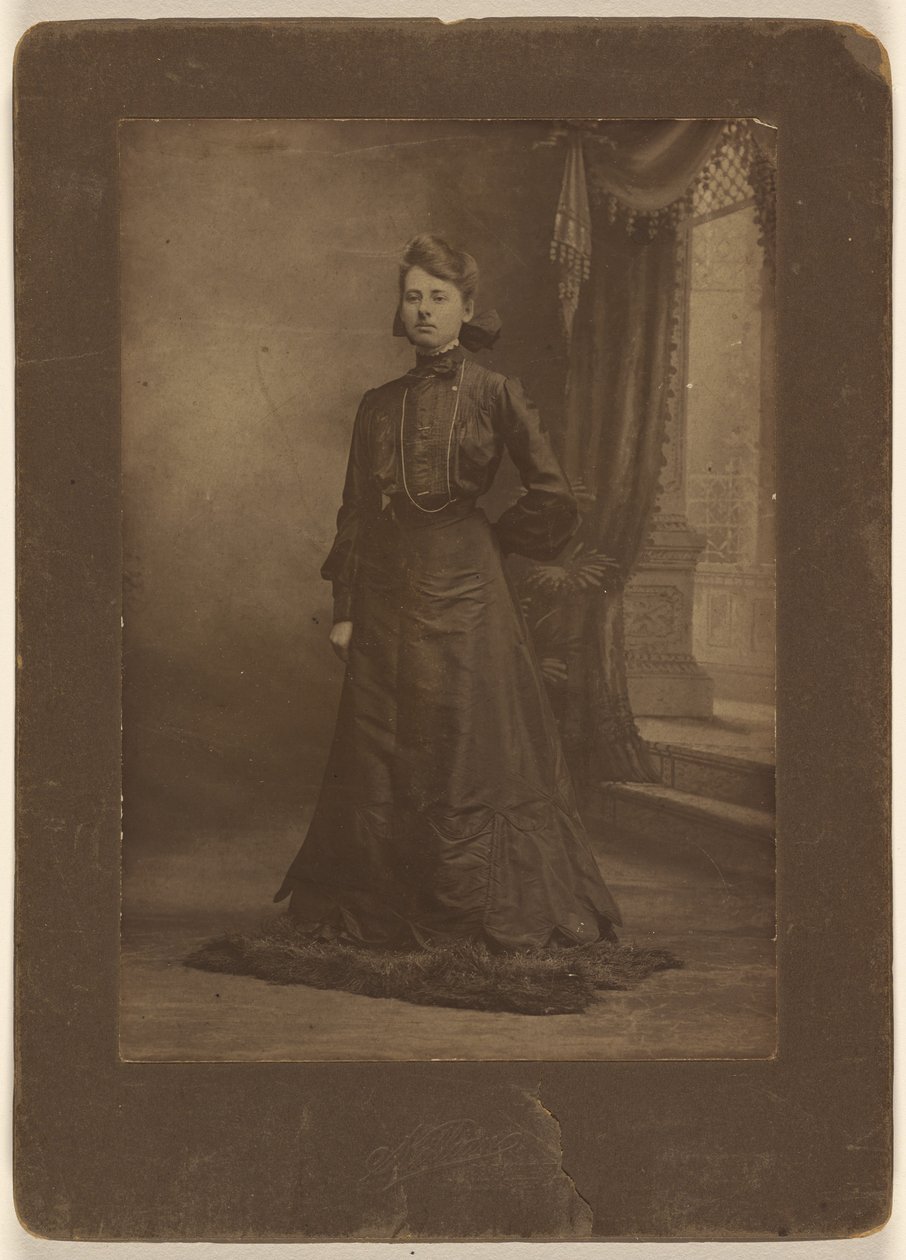 Porträt einer jungen Frau im langen schwarzen Kleid, stehend von George W. Killian