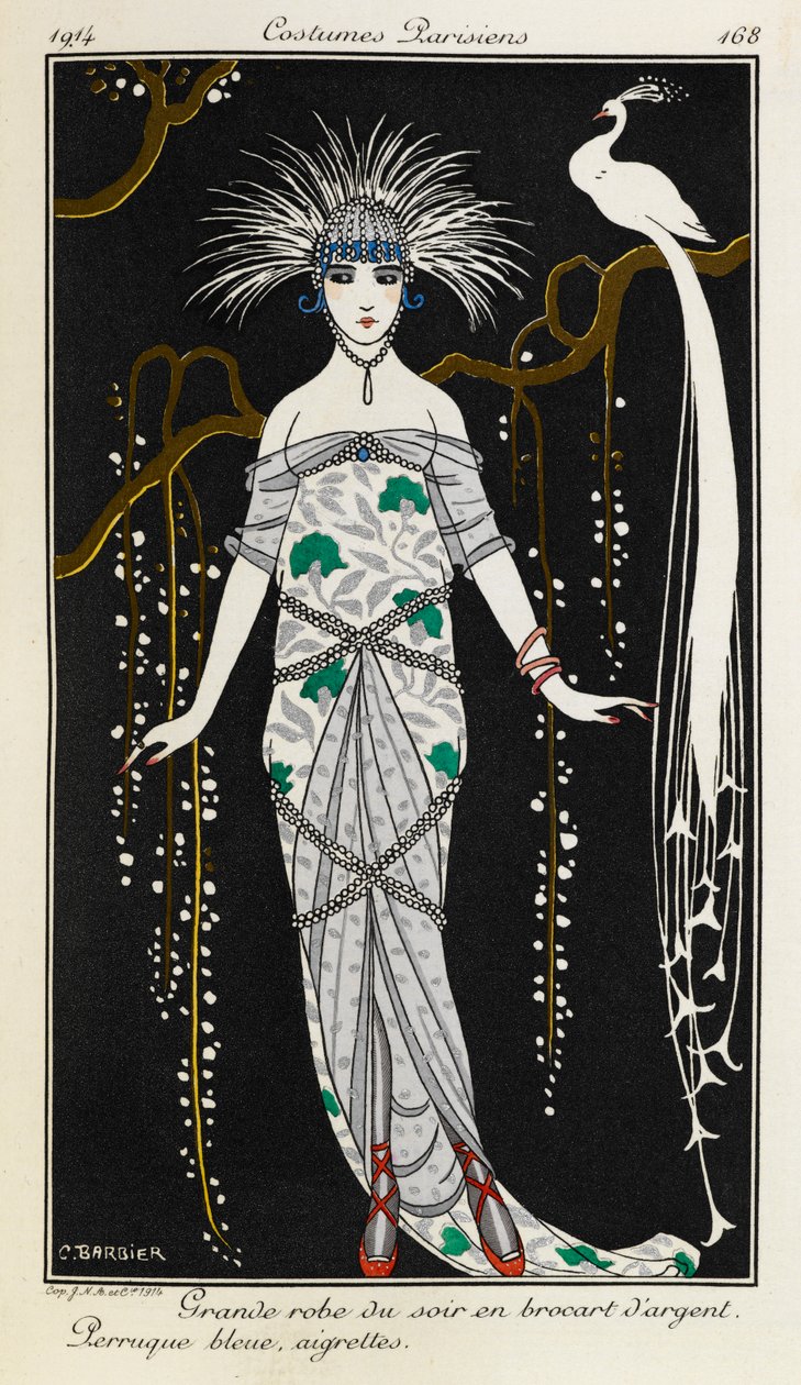 Großes Abendkleid aus Silberbrokat. Costumes Parisiens Nr. 73. Blaue Perücke, Federschmuck. Frauen in Abendkleidern mit Silberbrokat, roten Pantoffeln und blauer Perücke mit silbernem Kopfschmuck, im Hintergrund ein weißer Pfau auf einem Ast. von Georges Barbier