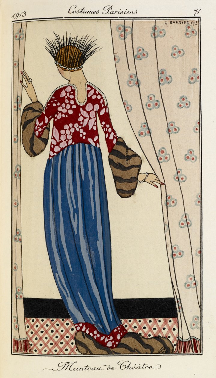 Theatermantel. Pariser Kostüme Nr. 71. Eine Frau trägt ein rotes gemustertes Kleid mit einem blauen Rock, besetzt mit Pelz. Sie trägt auch einen Federkopfschmuck in Schwarz und Silber. von Georges Barbier