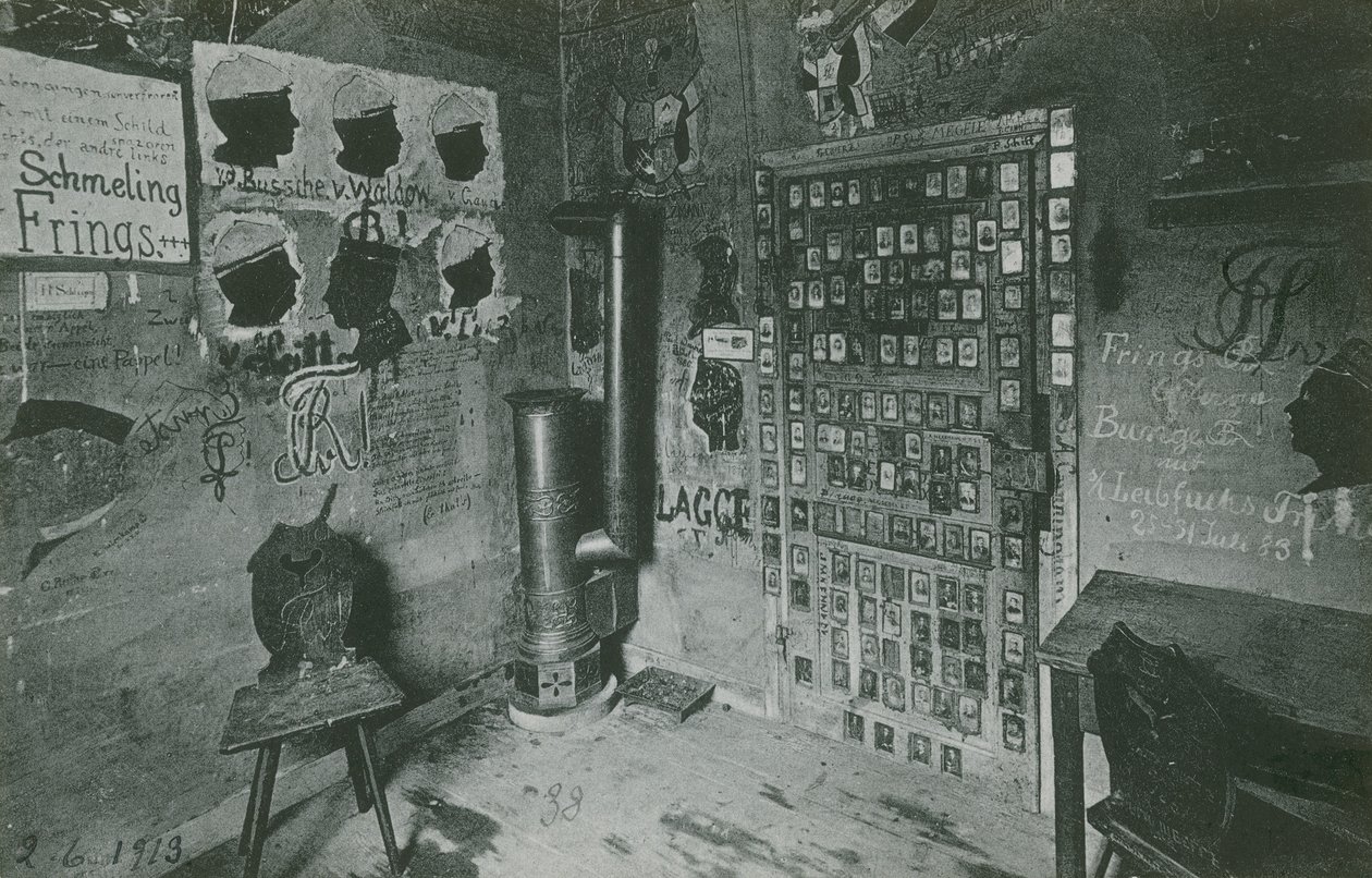 Ein Raum mit Wänden voller Graffiti zu wichtigen zeitgenössischen Persönlichkeiten wie Bussche und Waldow. Postkarte gesendet 1913. von German Photographer