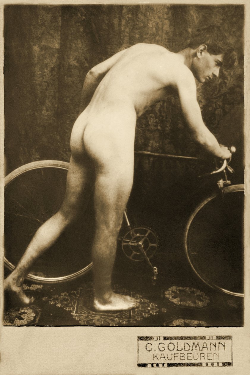 Kabinettskarte eines nackten Radfahrers, ca. 1898 (Sepia-Foto) von German Photographer