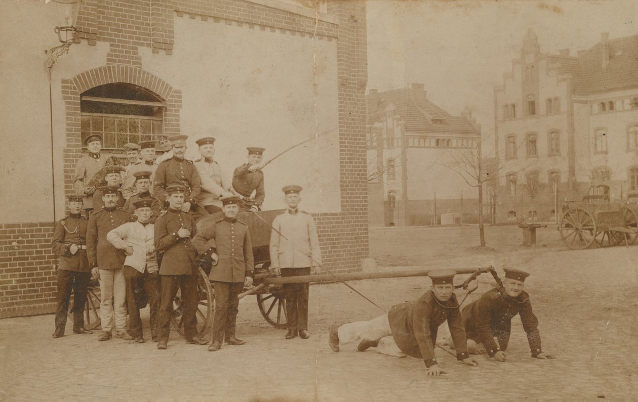Deutsche Soldaten ziehen (Geschütz?) Wagen. Postkarte gesendet 1913. von German Photographer