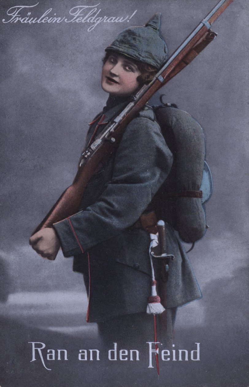 Deutsches Mädchen in Militäruniform von German School