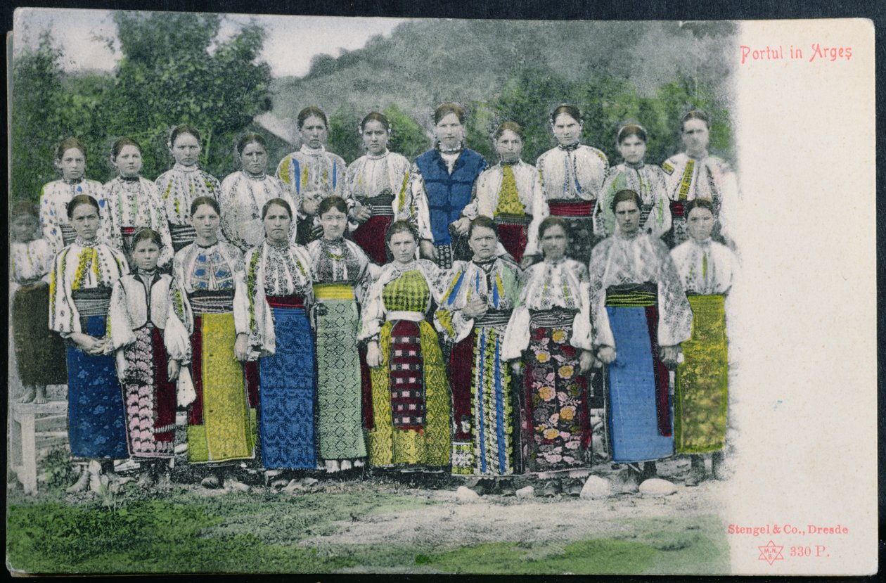 Postkarte, die traditionelle rumänische Kleidung in der Region Arges darstellt, ca. 1900-10 von German School