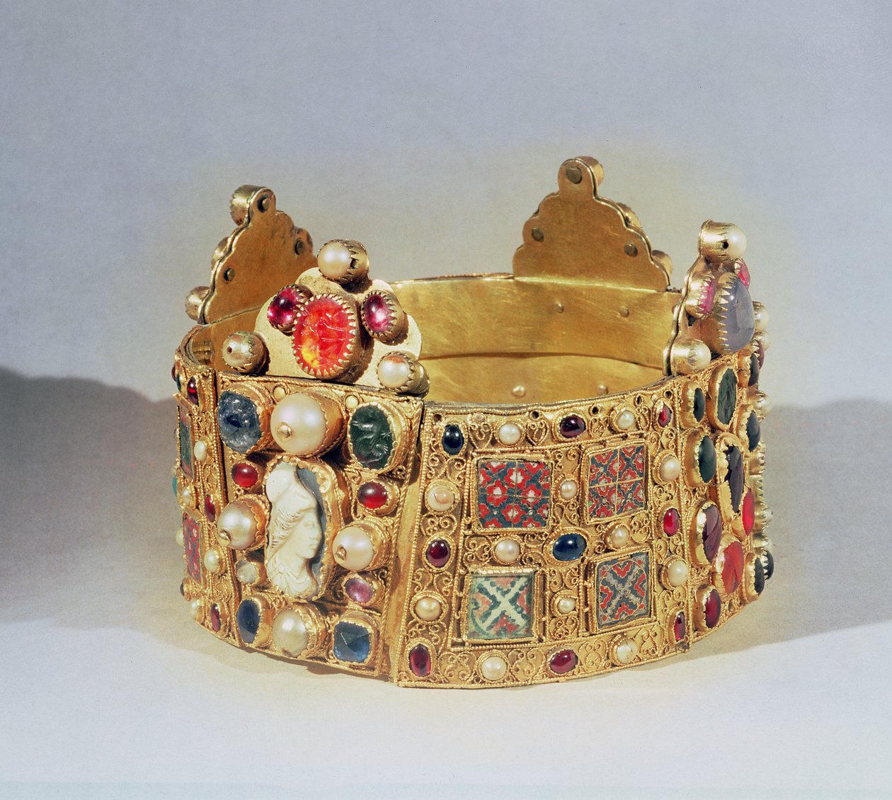 Die Krone von Hildesheim (Gold und Edelsteine) von German School