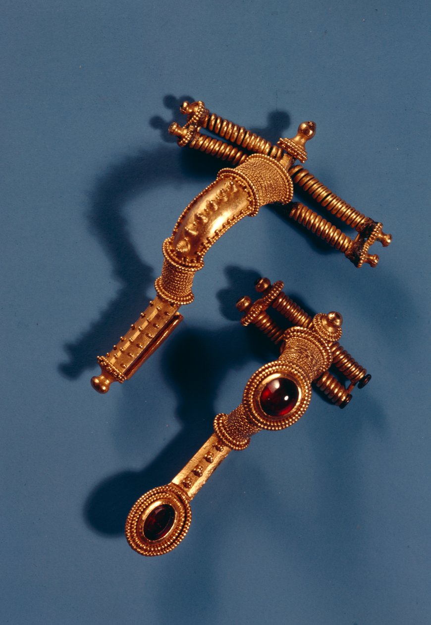 Zwei gebogene Broschen, aus Hassleben, Thüringen (Gold und Edelsteine) von Germanic