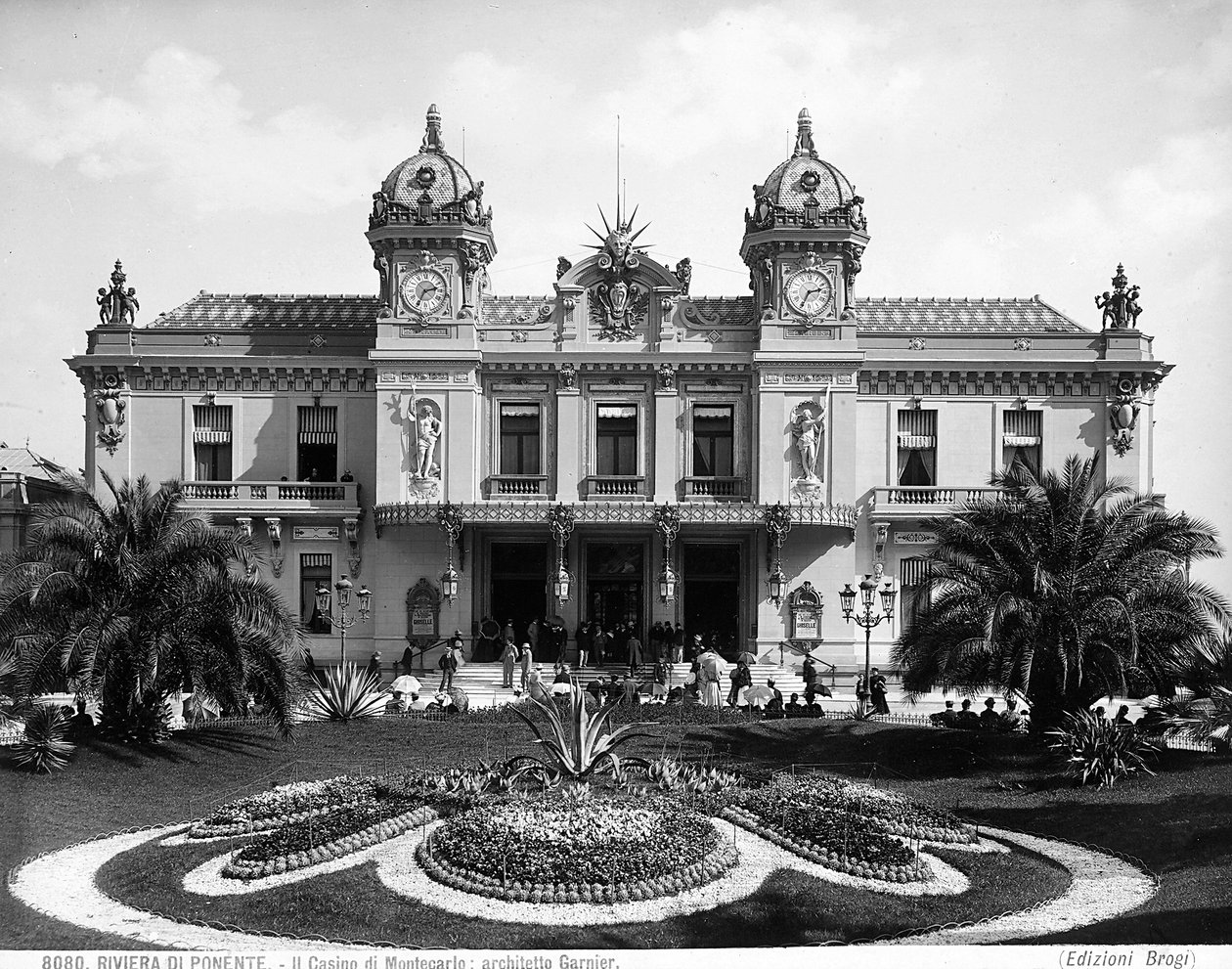 Fassade des Casinos von Montecarlo. Eine Menschenmenge belebt die Treppe am Eingang von Giacomo Brogi