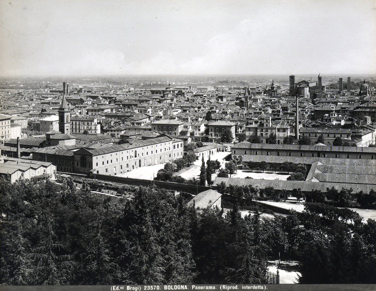 Panoramablick auf Bologna mit Fabriken und einem Platz. von Giacomo Brogi