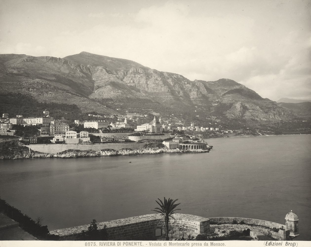 Blick auf Montecarlo, Ferienort mit Blick auf das Ligurische Meer. Die Seealpen erheben sich im Hintergrund. Das Foto wurde von Monaco aus aufgenommen von Giacomo Brogi