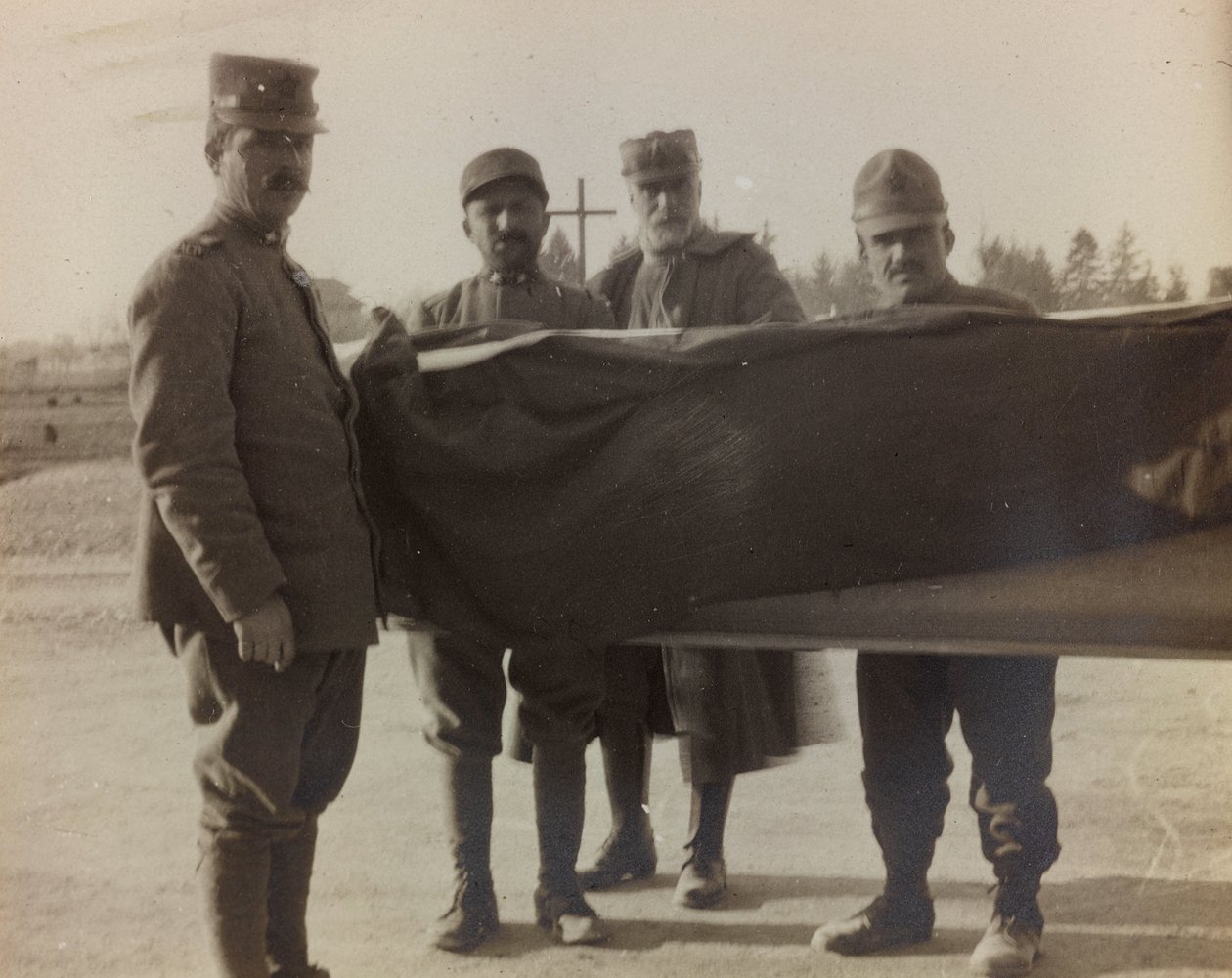 Album "Bilder des Krieges II": Italienische Soldaten tragen den Sarg eines Gefallenen des Großen Krieges (s/w Foto) von Gigliucci Gigliucci