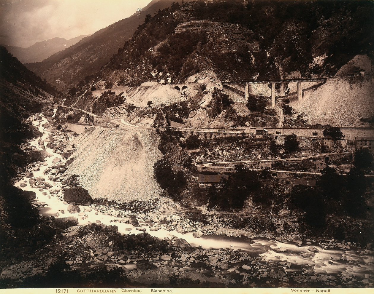 Ein Abschnitt der San-Gottardo-Eisenbahn zwischen Giornico und Biasca von Giorgio Sommer