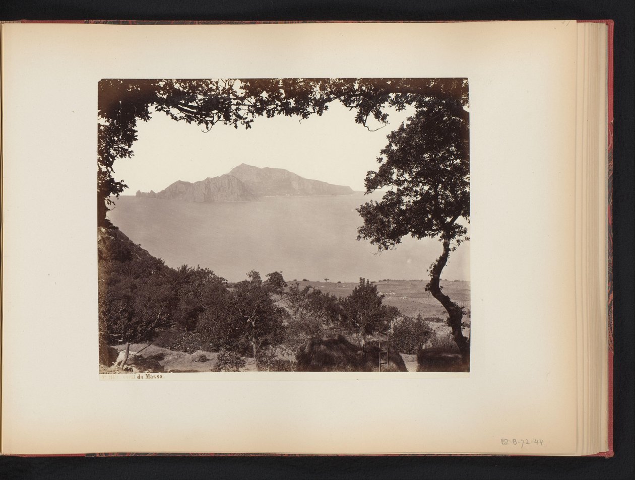 Ansicht von Capri vom Festland, Italien von Giorgio Sommer