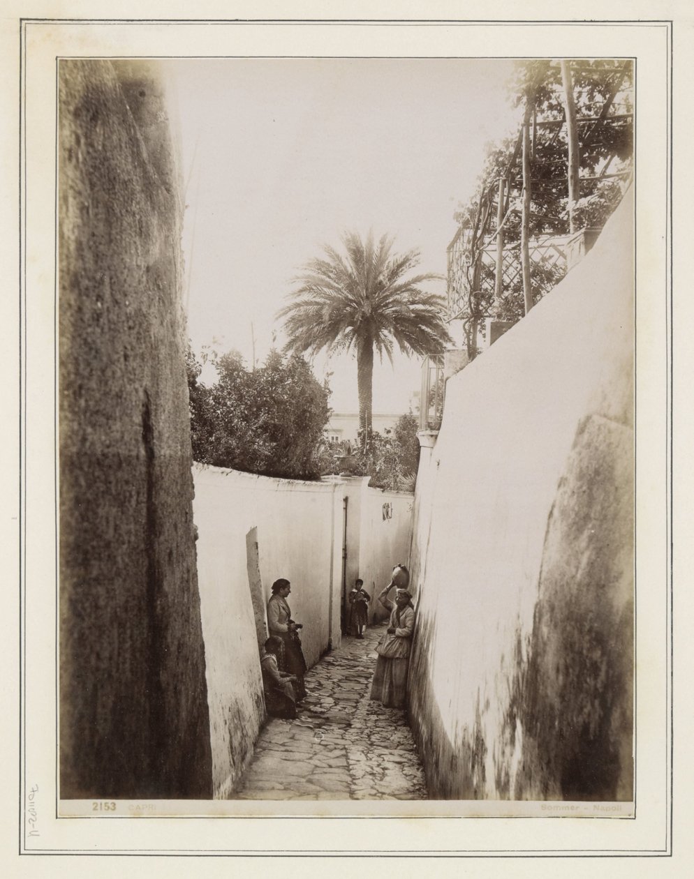 Frauen und Kinder in einer Gasse auf Capri von Giorgio Sommer