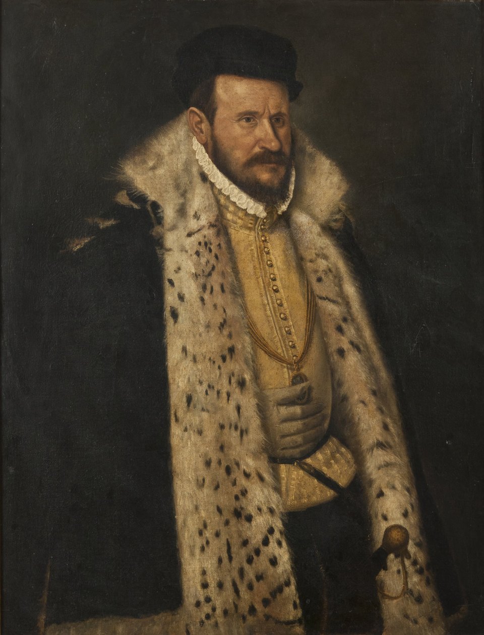 Porträt eines Mannes in einem pelzgefütterten Mantel von Giovanni Battista Moroni