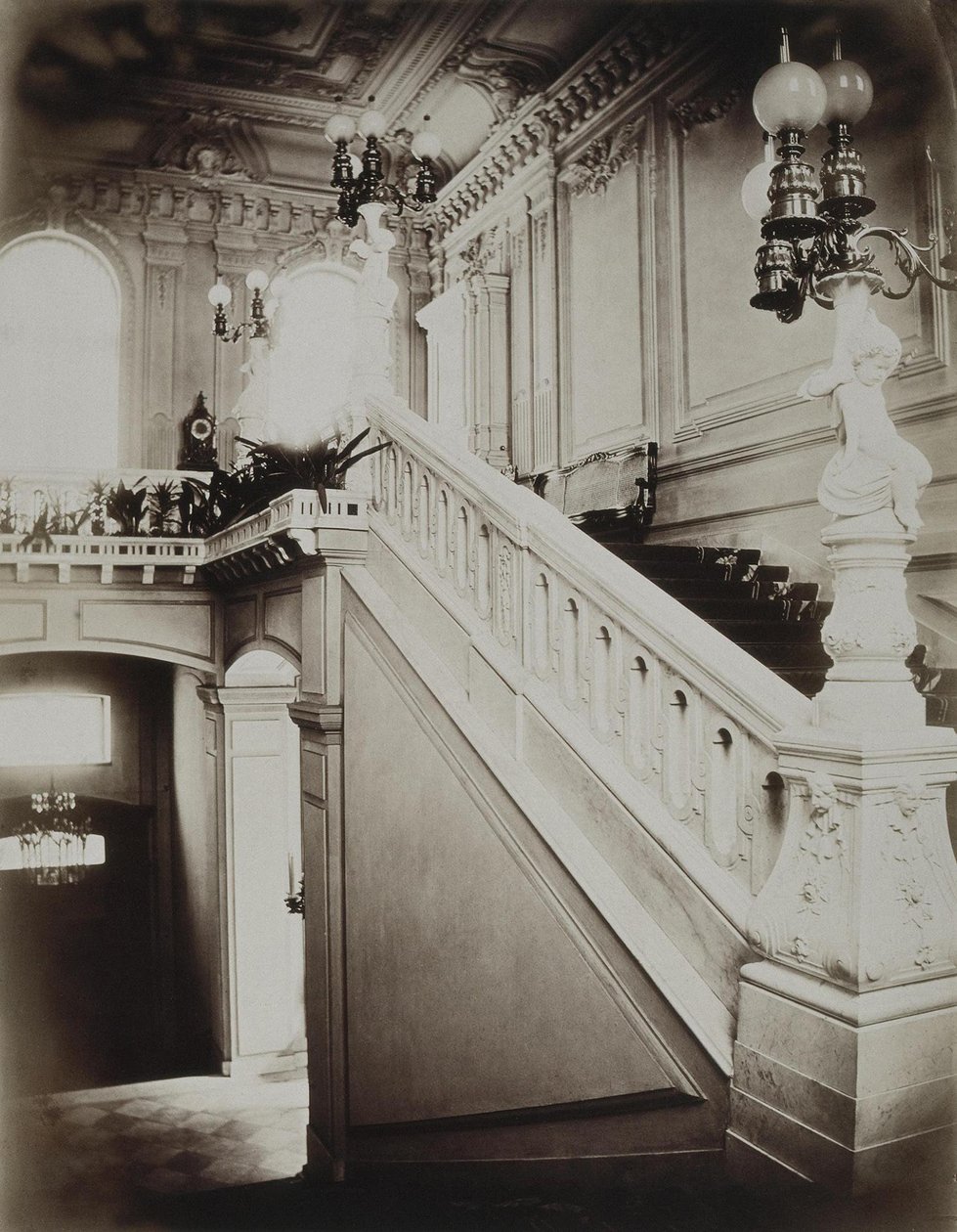 Der Stroganow-Palast in Sankt Petersburg. Die große Treppe mit unterem Vestibül, 1860er Jahre von Giovanni Bianchi